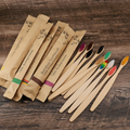 Set van 10 eco bamboe tandenborstels met charcoal borstelharen en natuurlijke handvatten voor duurzame mondverzorging.