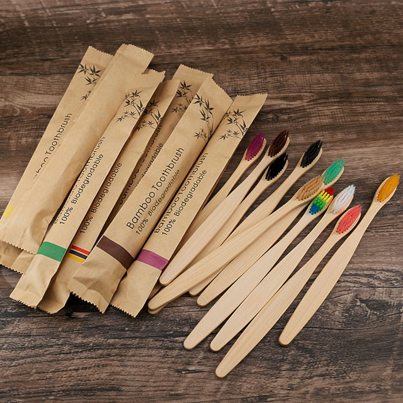 Kleurrijke set van 10 bamboe tandenborstels met zachte charcoal borstelharen en biologisch afbreekbaar handvat voor duurzaam dagelijks tandenpoetsen.