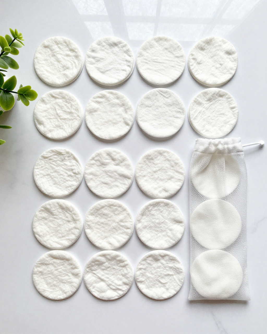 Plasticvrije bamboe wattenschijfjes voor een zero waste beauty routine en zachte huidreiniging.