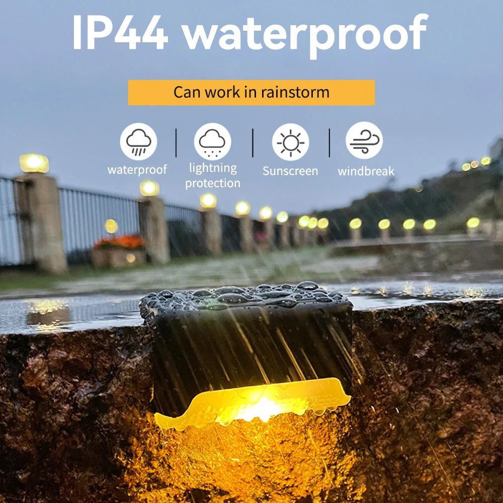 Set solar tuinlampen met automatische verlichting voor hekwerk, tuinpaden en buitenruimtes.