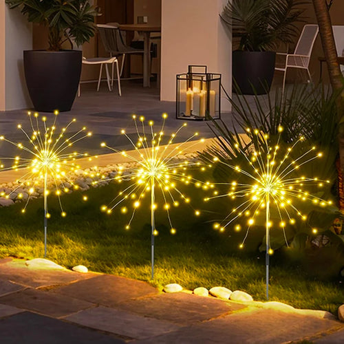 Decoratieve solar tuinlampen met vuurwerkdesign en automatische verlichting op zonne-energie.