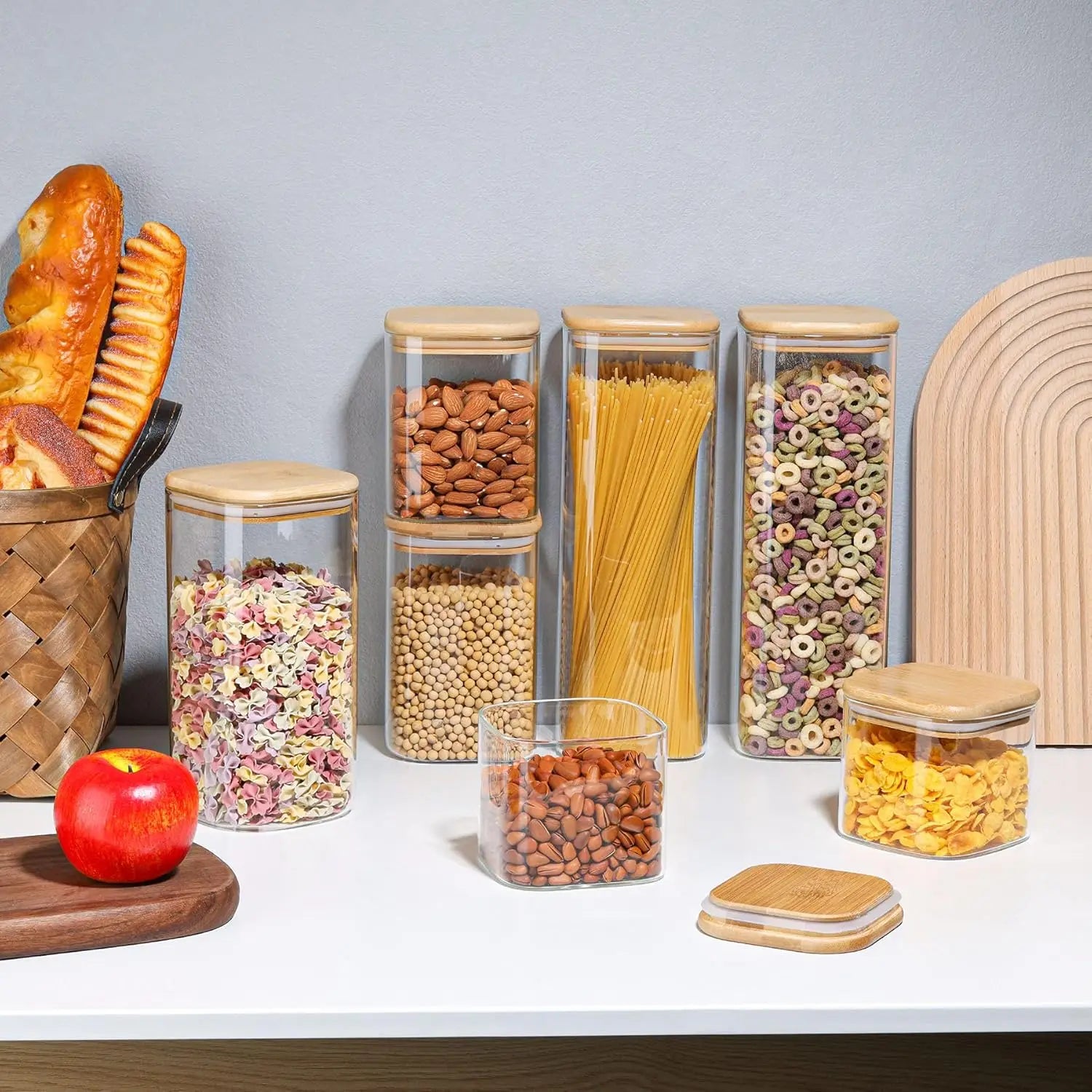 Glazen voorraadpot met natuurlijk bamboe deksel voor het vers bewaren van droge ingrediënten in een georganiseerde keuken.