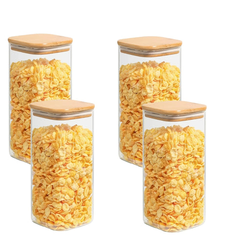 Moderne voorraadpotten van glas met luchtdichte bamboe deksels voor een georganiseerde keuken.