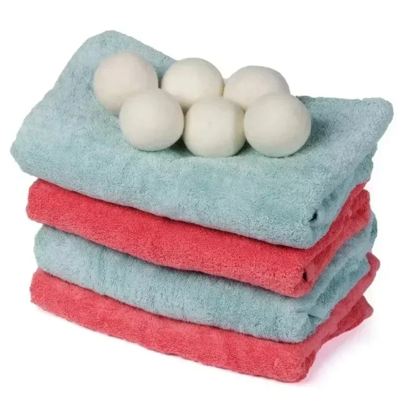 Herbruikbare wollen drogerballen voor zachtere was en kortere droogtijd zonder plastic.